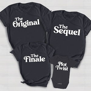Op de afbeelding: Vier donkergrijze T-shirts met witte tekst. De shirts tonen "The Original", "The Sequel", "The Finale" en "Plot Twist".