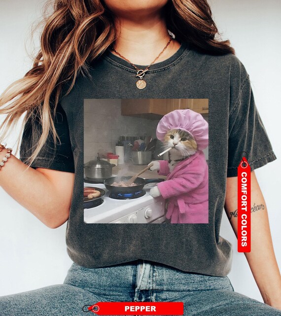 Funny Housewife Cat T-Shirt, Vintage Cat T-Shirt, Gen Z Joke Shirt, Cat Lover Gift, Funny Kitty Shirt, Cool Cat Shirt
