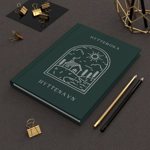 Tilpasset personlig Hyttebok. Tilpass med navnet til hytta. Skriv notater/dagbok etter turen. Customizable notebook for cabin.