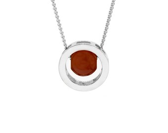 Puede incluir: Un collar de plata con un colgante redondo que presenta una piedra preciosa marrón engastada en un marco de plata.