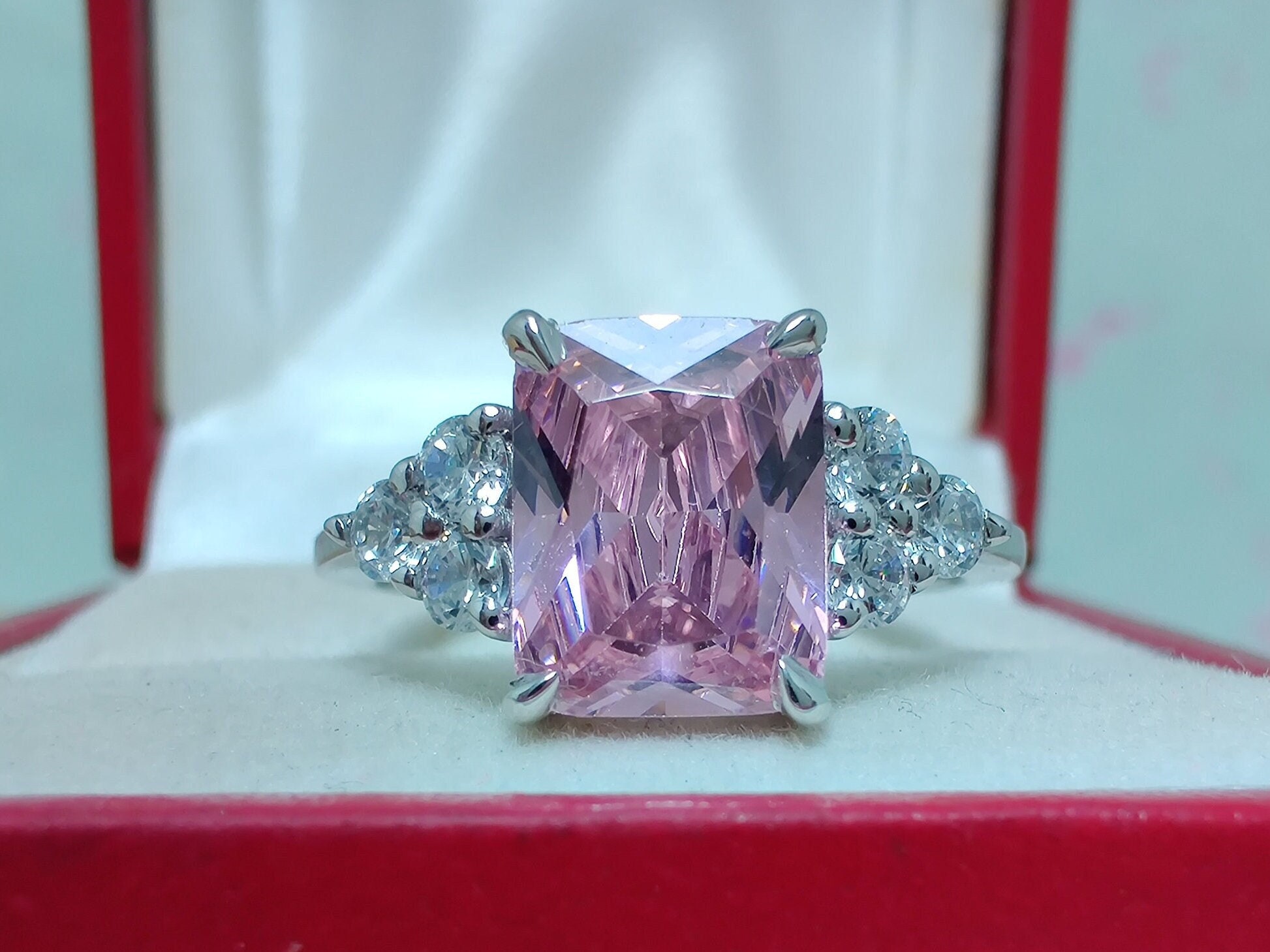 Anel de diamante labrador rosa com lapidação radiante: joia de noiva em ouro branco 14k