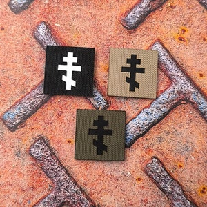 以下が含まれることがあります： 黒地に白十字、タン地に黒十字、緑地に黒十字の刺繍パッチが3つあります。パッチはすべて同じサイズと形であり、柔らかく耐久性のある生地で作られています。