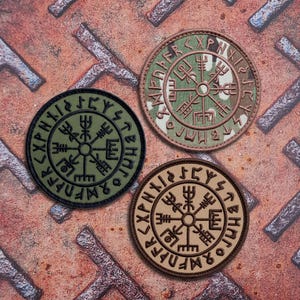 Toppa con bussola Vegvisir e rune vichinghe norrene ricamate, chiusura a strappo.