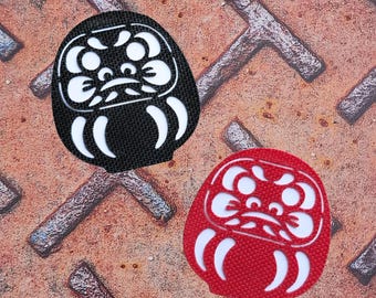 Winziger japanischer Daruma-Puppenaufnäher - Laser Cut mit Hakenrücken | 3cm x 3,25cm