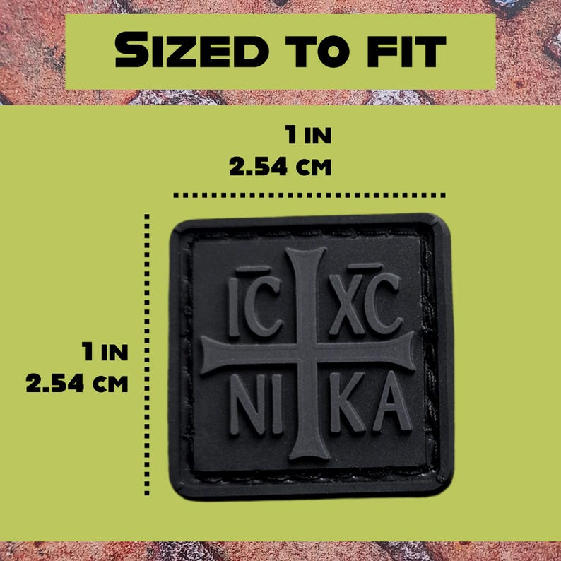 Pode incluir: Um patch quadrado preto com um desenho de cruz e o texto "IC XC NIKA". O patch tem 2,54 cm (1 polegada), conforme indicado na imagem. As palavras "SIZED TO FIT" est&atilde;o no topo.