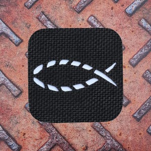 Puede incluir: Un juego de tres cuencos de cerámica anidados en tonos azules, verdes y blancos. Los cuencos presentan un esmalte moteado y un diseño sencillo. El cuenco más grande mide unos 18 cm de diámetro.