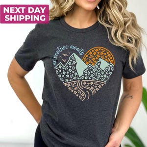 Abenteuer erwartet Shirt, Abenteuer Shirt, Camping Shirts, Berg T-Shirt, Wanderer T-Shirts, Naturliebhaber Shirt, Camping Geschenk