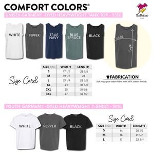 以下が含まれることがあります： Comfort Colorsのサイズチャート。ホワイト、ペッパー、トゥルーネイビー、ブルースプルース、ブラックのユニセックスヘビーウェイトタンクトップと、ホワイト、ペッパー、ブラックのユースTシャツが掲載されており、インチ単位のサイズ表と生地情報が記載されています。