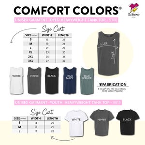 以下が含まれることがあります： Comfort Colorsユニセックス・タンクトップ9360およびユース・タンクトップ9018のサイズ表。Sから3XLおよびSからLまでのインチ単位の幅と丈の測定値が含まれています。ホワイト、ペッパー、ブラック、ネイビー、スプルースのカラーサンプルが表示されています。