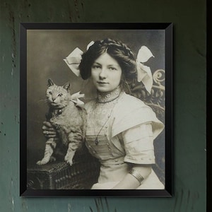 Viktorianische Katzendame, Junges Mädchen mit Katze, Poster, Kokette Poster, Dark academia Poster