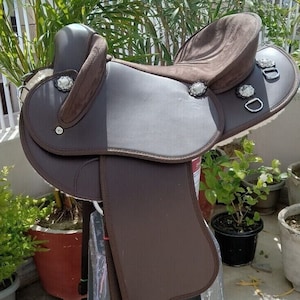 17&quot; Synthetic Australian Horse Saddle: Half Breed Fender