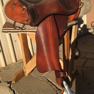 Selle d'attelage de cheval en cuir de stock australien avec sculpture d