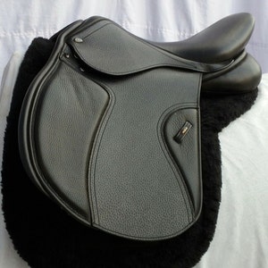 Black Leather English Horse Saddle: All Purpose Cow Leather, 20 Inch