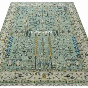 アクアブルー ウシャクラグ – 8x10 手織りウール トルコエリアカーペット | ソフトブルー、クリーム、ゴールドの花柄モチーフ | AB02