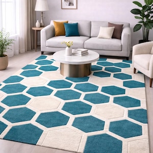 Könnte beinhalten: Moderner Teppich mit einem geometrischen Wabenmuster in Türkis und Creme. Der Teppich befindet sich in einem Wohnzimmer mit einem grauen Sofa, Kissen und einem runden Couchtisch. Maße in cm.