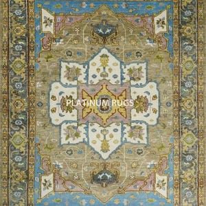 パステルカラーのウシャックラグ 8x10 – 手編みのトルコウール、花柄モチーフ、柔らかなイエロー、ラベンダー、クリーム色、リビングルームやオフィスの装飾に最適