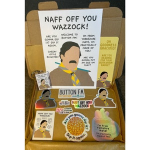 Puede incluir: Una caja de cart&oacute;n llena de varios art&iacute;culos con el tema "Naff Off You Wazzock!"  Los art&iacute;culos incluyen pegatinas, un llavero y un marcap&aacute;ginas. La caja est&aacute; decorada con una ilustraci&oacute;n amarilla y gris de un hombre con bigote y una bufanda amarilla.