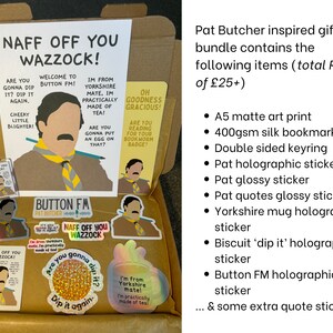 Puede incluir: Una caja de regalo llena de art&iacute;culos inspirados en el personaje de Pat Butcher de la telenovela brit&aacute;nica EastEnders. La caja incluye una impresi&oacute;n, un marcap&aacute;ginas, un llavero, pegatinas y una taza. Los art&iacute;culos presentan la frase caracter&iacute;stica del personaje "Naff off you wazzock!" y otras citas.
