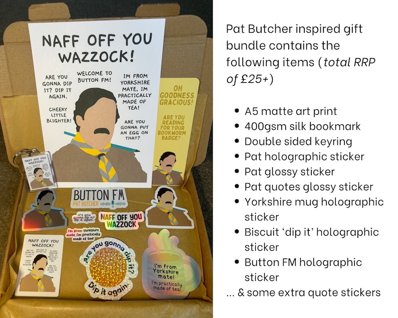 Puede incluir: Una caja de regalo llena de art&iacute;culos inspirados en el personaje de Pat Butcher de la telenovela brit&aacute;nica EastEnders. La caja incluye una impresi&oacute;n, un marcap&aacute;ginas, un llavero, pegatinas y una taza. Los art&iacute;culos presentan la frase caracter&iacute;stica del personaje "Naff off you wazzock!" y otras citas.