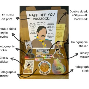 Puede incluir: Una caja de cart&oacute;n marr&oacute;n llena de varios adhesivos y un marcap&aacute;ginas. La caja contiene una pegatina hologr&aacute;fica, una pegatina brillante, un marcap&aacute;ginas de doble cara y un llavero de acr&iacute;lico de doble cara. Las pegatinas muestran un personaje de dibujos animados con el texto "Naff Off You Wazzock!" y "Button FM".