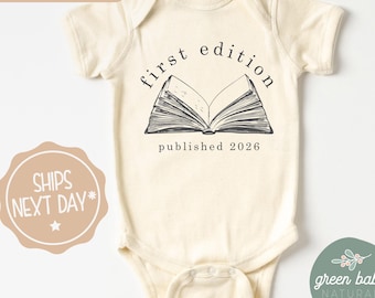 Body de bebé de primera edición, anuncio de nacimiento, camiseta personalizada publicada, miembro del club de lectura más pequeño, regalo para baby shower, regalo para bebé bibliotecario
