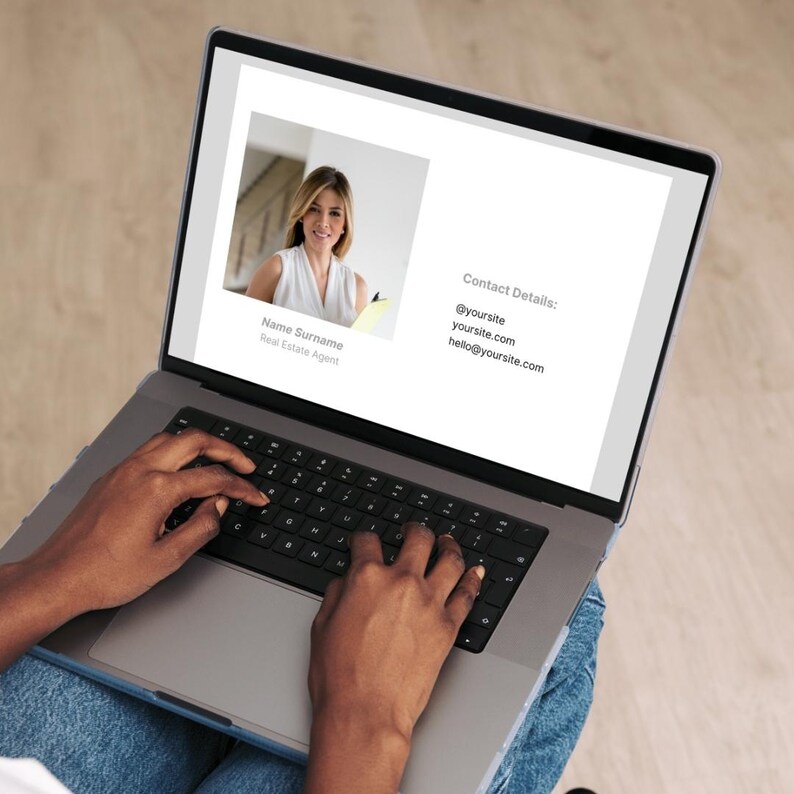 Puede incluir: Un ordenador port&aacute;til con una pantalla blanca que muestra una p&aacute;gina de detalles de contacto. La p&aacute;gina incluye una foto de una mujer, su nombre y su informaci&oacute;n de contacto. El port&aacute;til est&aacute; en el regazo de una persona, y sus manos est&aacute;n escribiendo en el teclado.