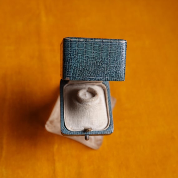 Antique ring box/Presentation box for ring/Leathe… - image 1