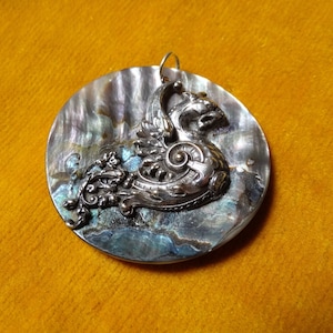 Pendentif dragon sur coquillage/Pendentif dragon argenté vintage/Dragon plaqué argent sur coquillage paua/Pendentif dragon ormeau et argent