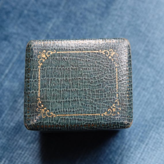 Antique ring box/Presentation box for ring/Leathe… - image 15