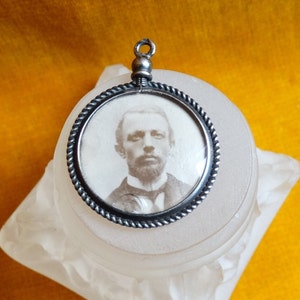 Antique photo Memento 2 sided pendant/Silver mourning pendant/Mourning charm/Photograph pendant/Remembrance/Edwardian mourning jewellery