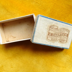 Vintage jewellers box/Shop publicity box/French jewellery box/Store box/Small lidded sales box/Mid century French bijouterie box/Horlogerie