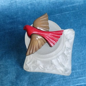 Taube Brosche/Peace Zeichen/Peace Zeichen/Liebe, Glück, Treue, neue Anfänge Symbol /Plastik rot & braun Taube Pin/Vogel Liebhaber Geschenk/Vintage zweifarbige Taube Pin