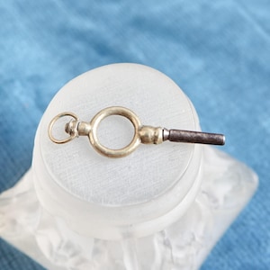 Antique watch key/Small size watch key/Pocket watch winder/Clé à montre de gousset/Key for fob watch/French watch key/Stage prop/Steam punk