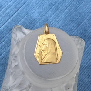Dije de Virgen María/Medalla religiosa francesa chapada en oro/Medalla de la Virgen María vintage/Dije colgante católico/Colgante de diseño geométrico para collar/Usado