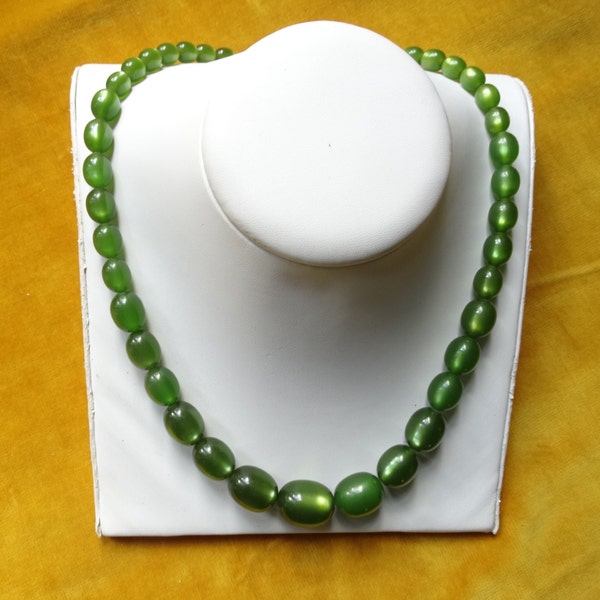 Collier satiné vert/Collier en plastique satiné vintage/Collier vert Mid-Century/Bijoux fantaisie/Perles graduées vertes