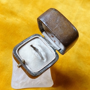 Vintage ring box/Leather presentation box for ring/Leather, silk & velvet ring box/Ring gift box for engagement, push present, anniversary