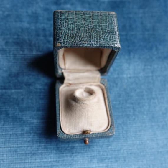 Antique ring box/Presentation box for ring/Leathe… - image 11