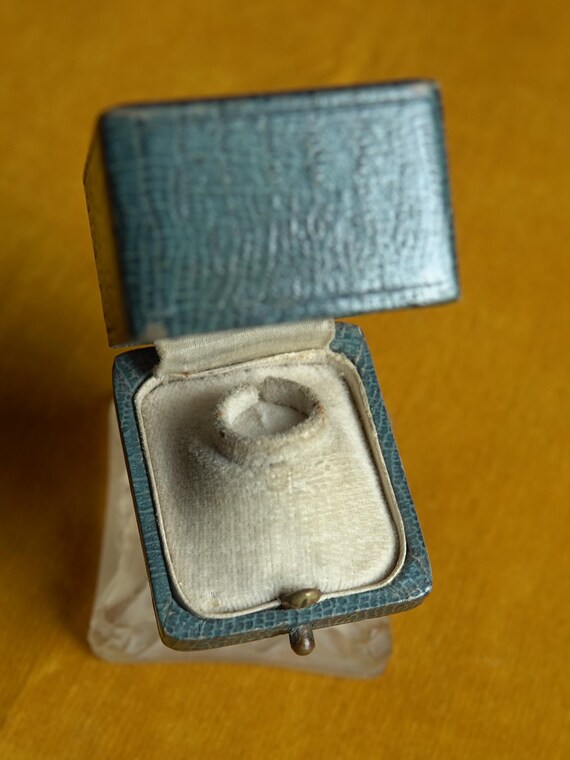 Antique ring box/Presentation box for ring/Leathe… - image 13