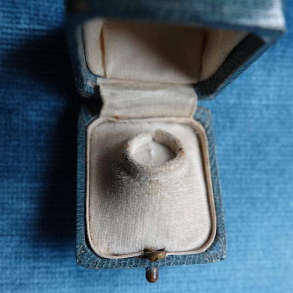 Antique ring box/Presentation box for ring/Leathe… - image 12