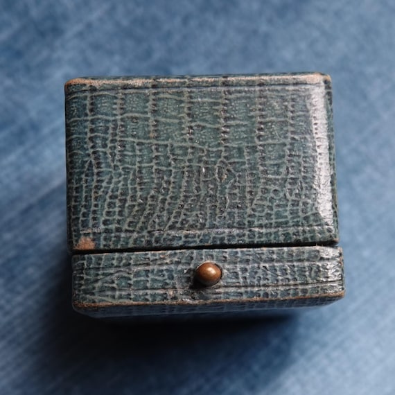 Antique ring box/Presentation box for ring/Leathe… - image 6