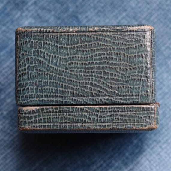 Antique ring box/Presentation box for ring/Leathe… - image 8