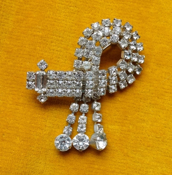 Petite broche fantaisie vintage avec éclat de strass