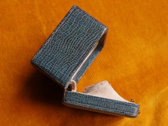 Antique ring box/Presentation box for ring/Leathe… - image 20