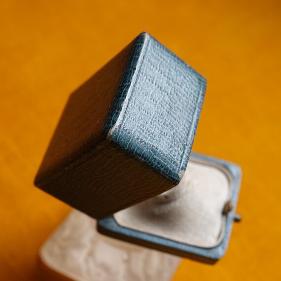 Antique ring box/Presentation box for ring/Leathe… - image 3