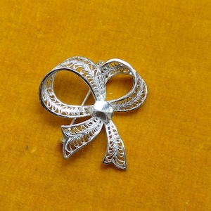 Silver filigree bow pin/Dainty silver bow brooch/Scarf pin/Vintage sterling silver knot brooch/Broche noeud en argent/Filigree jewellery