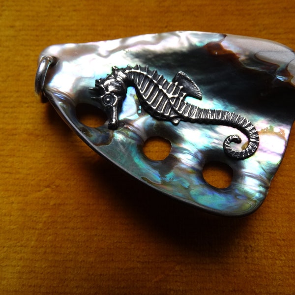 Seahorse pendant/Silver tone sea horse and shell charm/Abalone & silver tone sea creature pendant/Pendentif Hippocampe et nacre/Arc en ciel