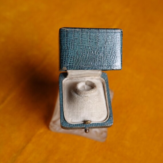 Antique ring box/Presentation box for ring/Leathe… - image 5