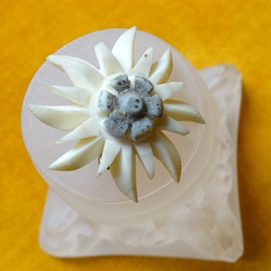 Vintage Edelweiss pin/Carved bone Edelweiss brooch/Mountain flower pin/Swiss national flower brooch/Vintage jewellery
