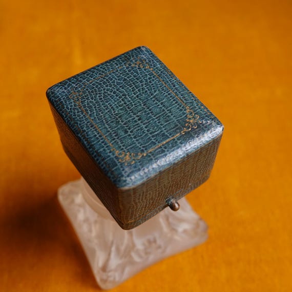 Antique ring box/Presentation box for ring/Leathe… - image 2