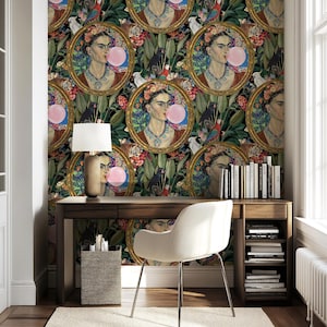 Puede incluir: Papel pintado con un patrón repetido de un retrato de una mujer soplando una burbuja de chicle, enmarcado en oro, rodeado de follaje tropical, pájaros y tigres. La habitación incluye un escritorio de madera, una silla blanca, una lámpara y una estantería.